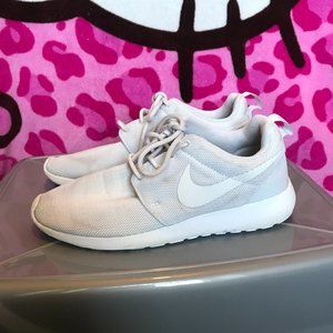 NIKE Rosches Size 7